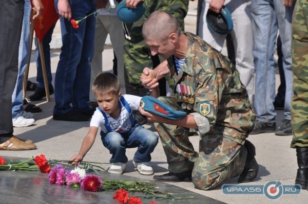 Солдат у вечного огня