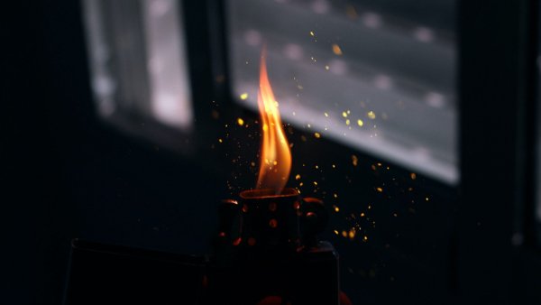 Горящая зажигалка в темноте