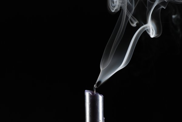 Потухшая свеча дым