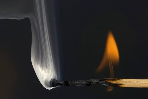 Спичка горит