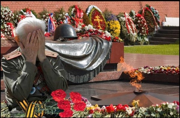 Ветеран у обелиска