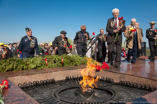 Ветеран войны у вечного огня