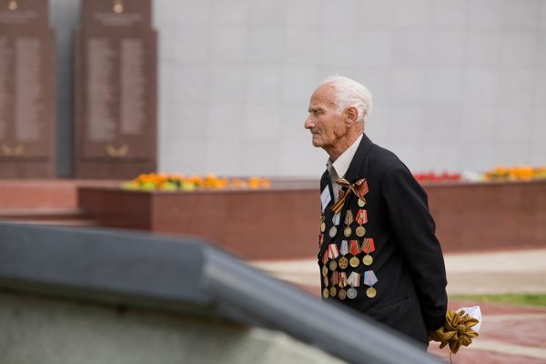 Ветеран у обелиска