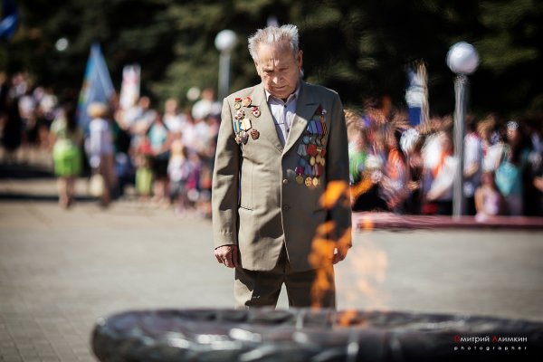 Ветеран войны у вечного огня