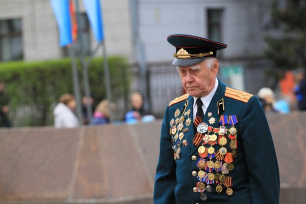 Ветеран войны у вечного огня