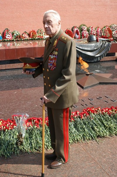 Ветераны у вечного огня