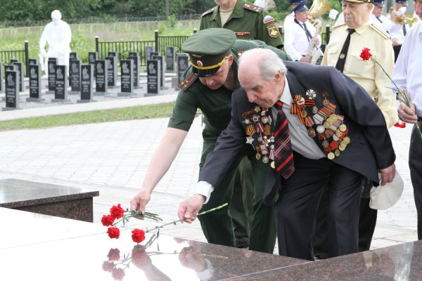 Ветеран у обелиска