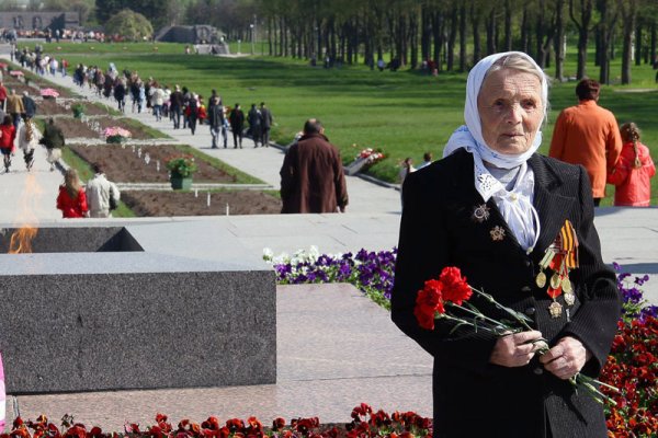 Ветеран у обелиска