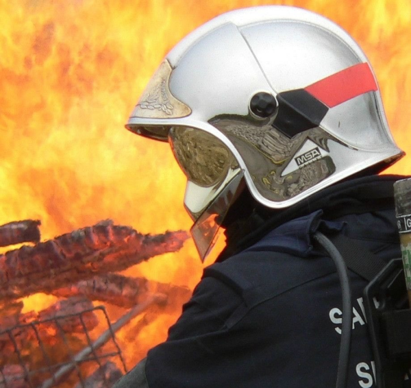 Каска пожарного в огне