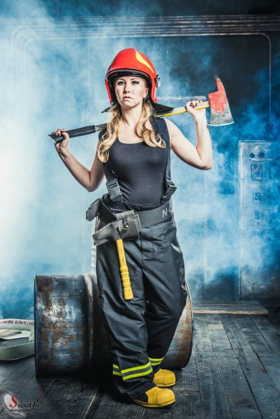 Женщина пожарный