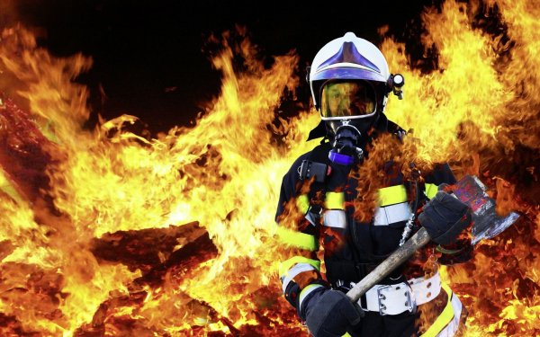 Пожарный в огне