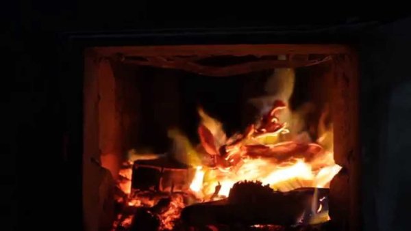 Бьется в печке огонь