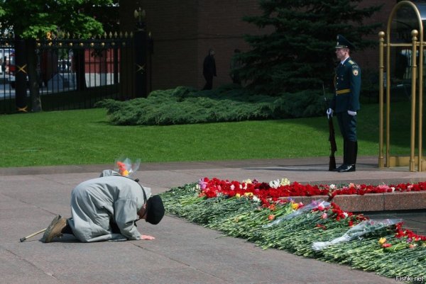 Люди у памятника неизвестному солдату в Москве