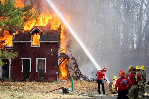 Пожарники тушат пожар