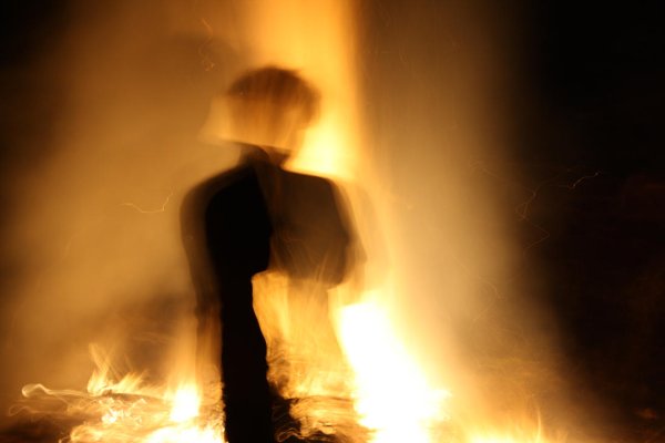 Тень человека в огне