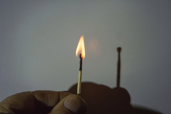 Тень от горящей спички