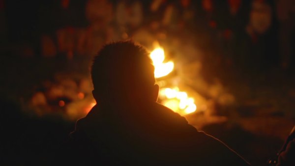 Мужчина у костра