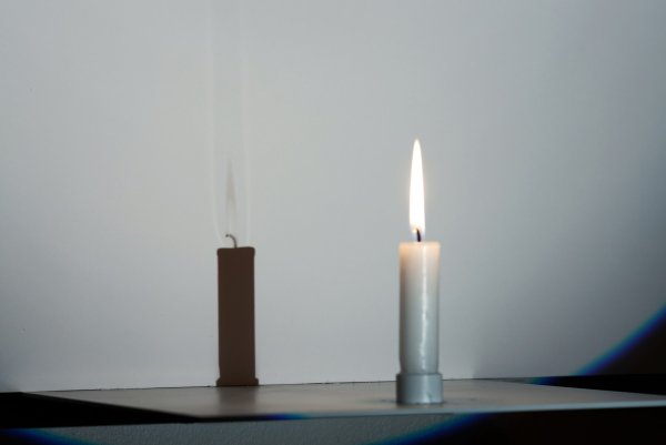 Тень от свечи на стене