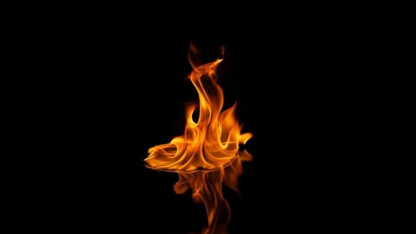 Огонь на темном фоне
