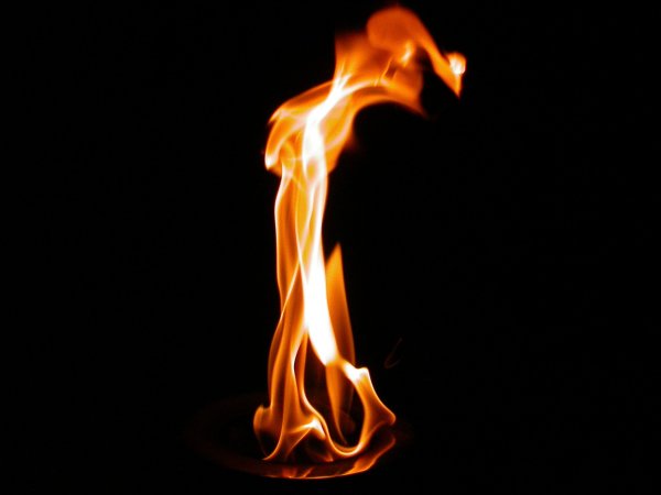 Огонь на черном фоне