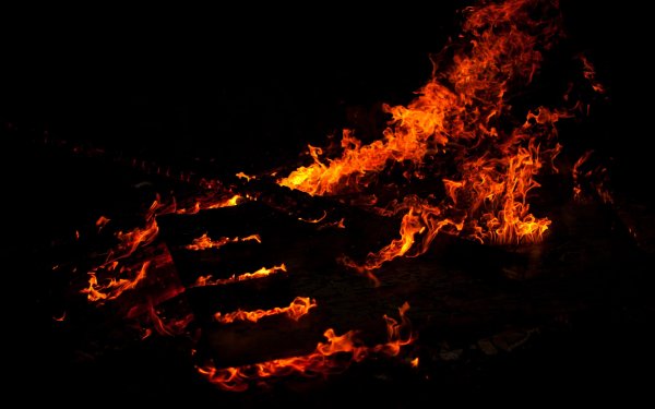 Огонь на черном фоне
