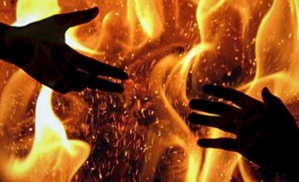 Парни спасли девушку из огня