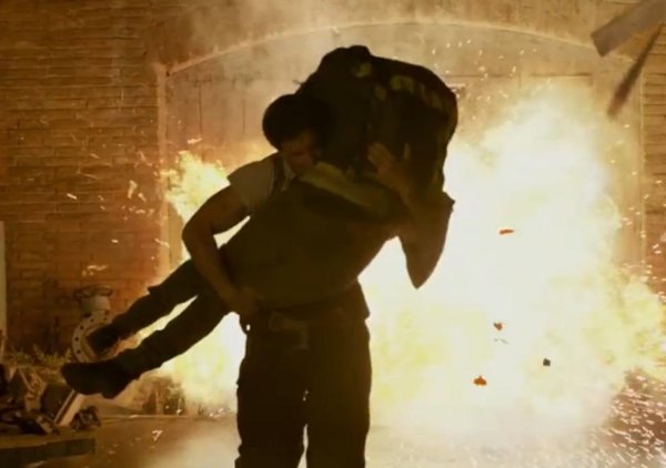 Выносит из пожара