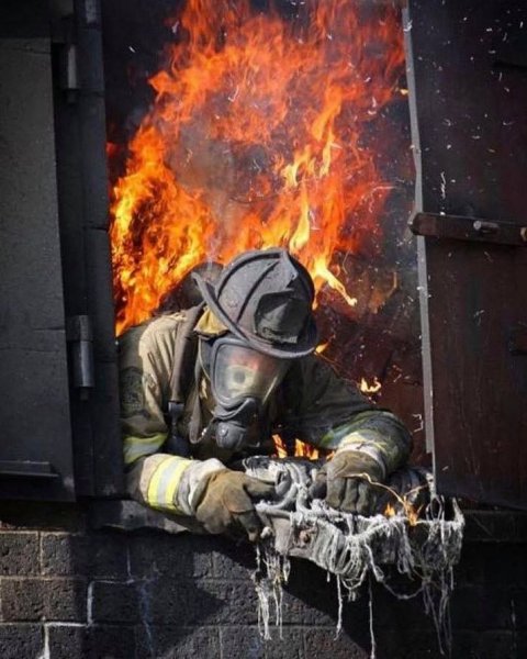 Пожарный в огне