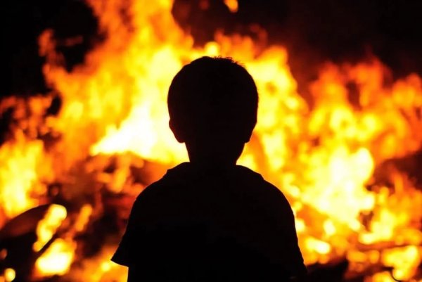 Пожарный в огне