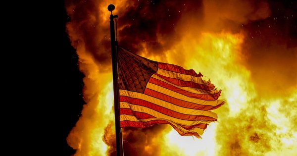 Флаг США горит