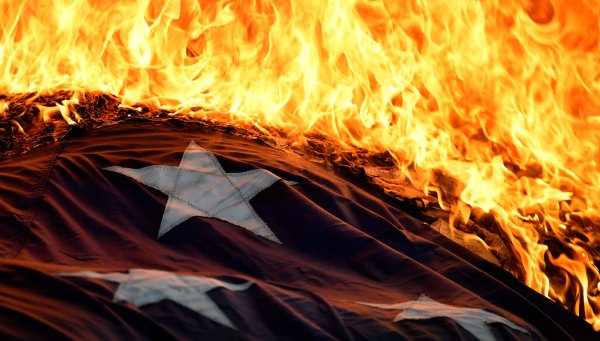 Горящий американский флаг