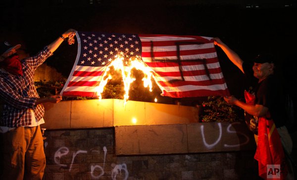 Горящий американский флаг