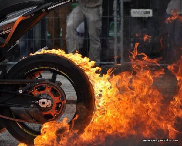 Горящее колесо мотоцикла