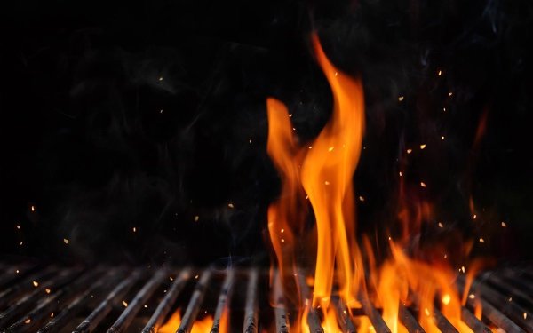 Шашлык на огне на черном фоне