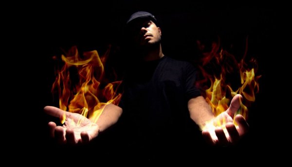 Парень с огнем в руках