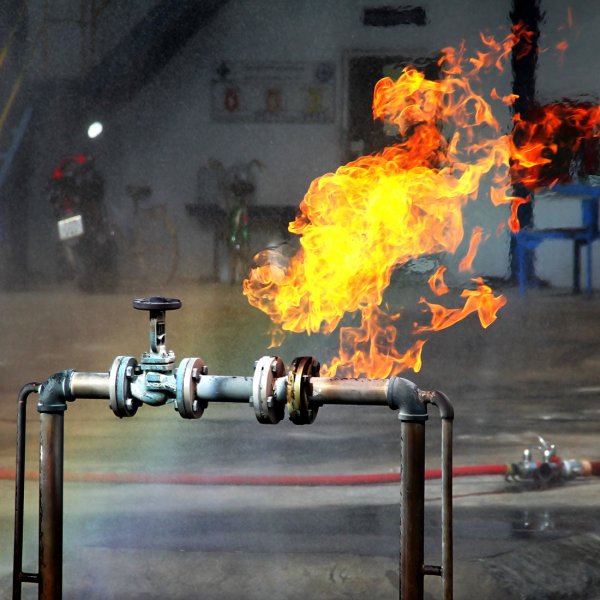 Газовая труба огонь