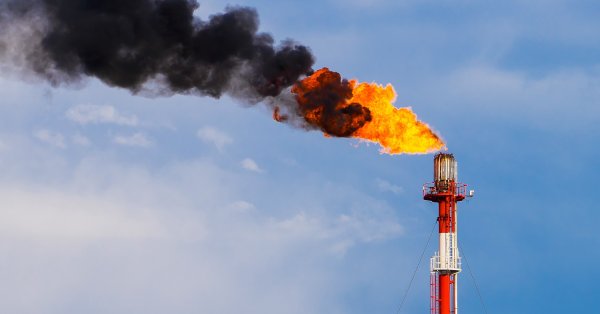 Огонь с трубы завода