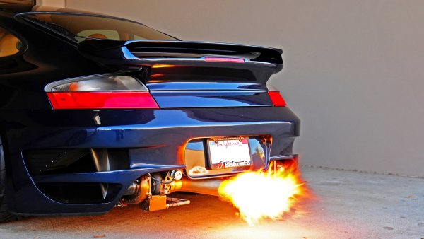 Пламя из выхлопа