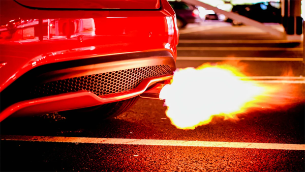 Пламя из выхлопной трубы