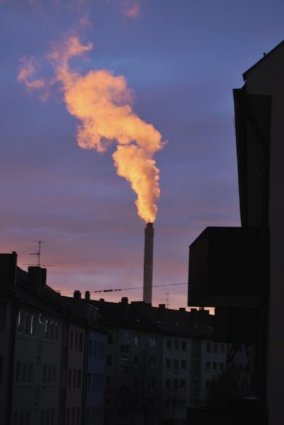 Огонь с трубы завода