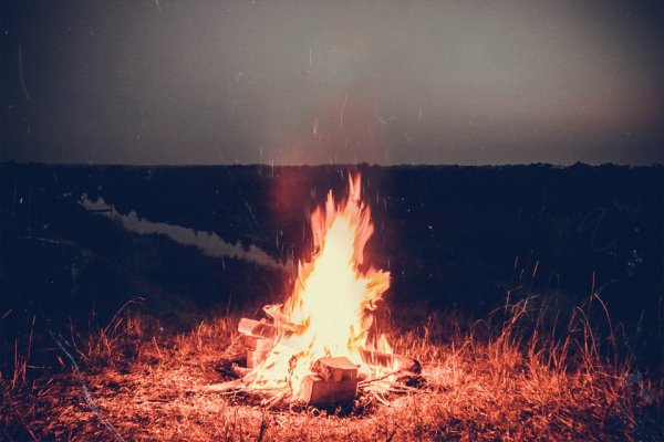 Ночное поле с костром