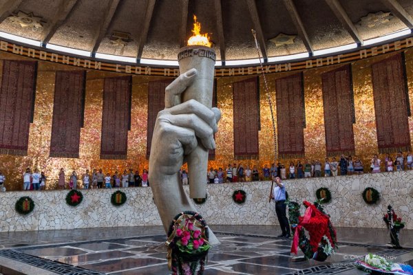 Вечный огонь на Мамаевом Кургане в Волгограде на зиму