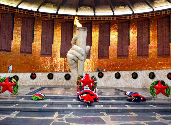 Мемориал вечный огонь Волгоград Мамаев Курган