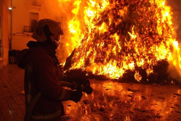 Горящий пожарный