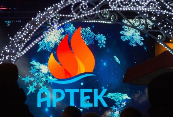 Артек на черном фоне
