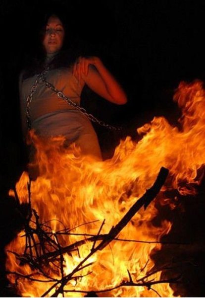 Горящая ведьма на костре