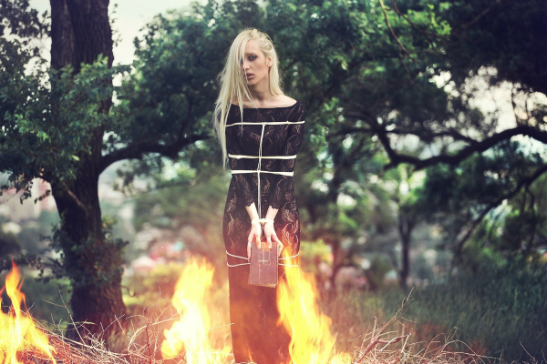 Девушка у костра