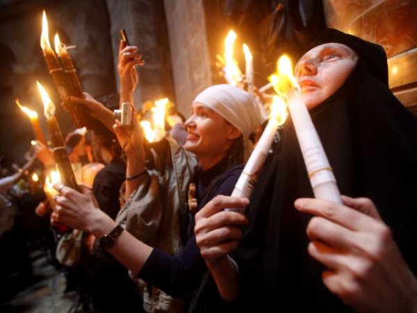 Умываются благодатным огнем