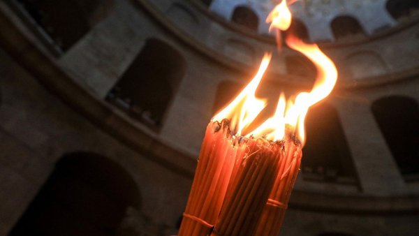 Благодатный огонь в руках