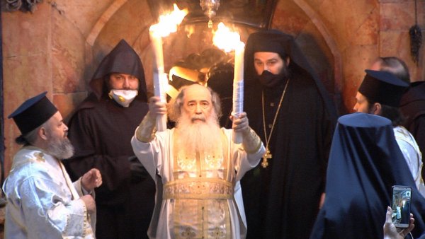 Патриарх Феофил с благодатным огнем